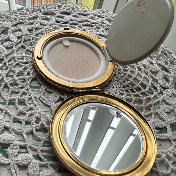 Vintage Kigu Compact w/Mirror & Powder Compartment - Picture 5 of 8